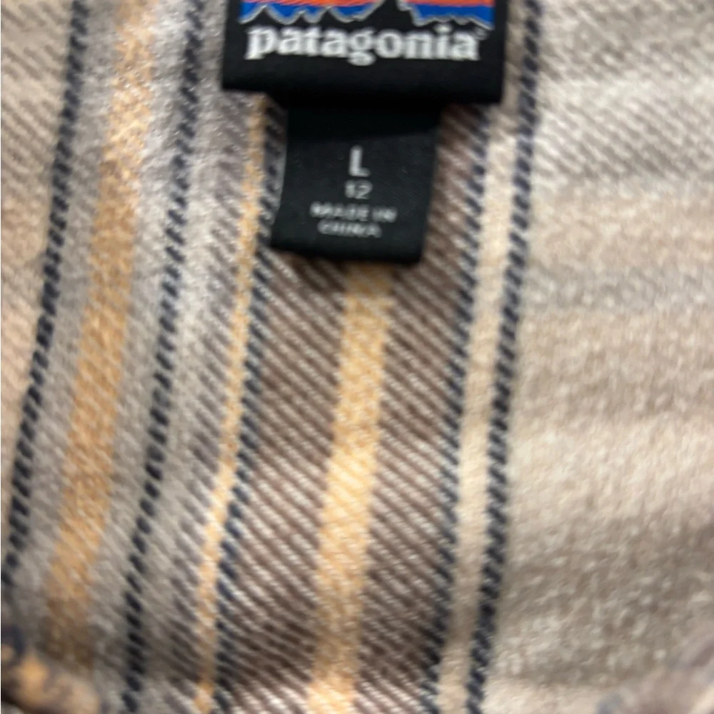 Patagonia Striped Shirt in Beige and Blue flannel used good conditions - Picture 3 of 9